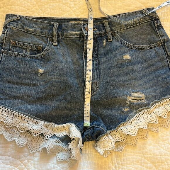 Free People Crochet Lace Hem Cut Off Denim Shorts Distressed Cotton Bohemian 26 - Picture 9 of 10